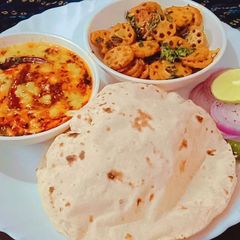 A picture of Dal tadka & crispy kamal kakdi.