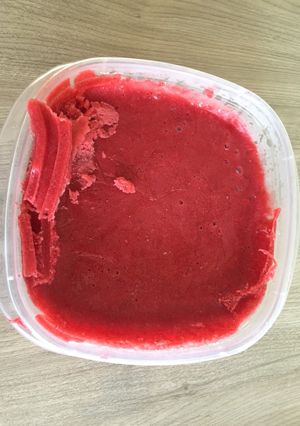 Una foto de Helado casero de frutilla y plátano 🍓🍌