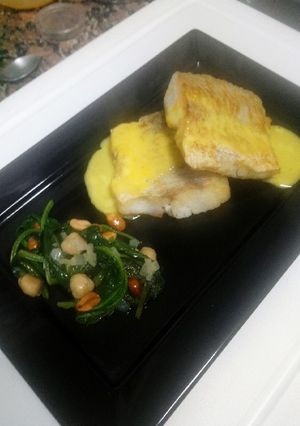 Una foto de Merluza con espinaca y salsa maltesa