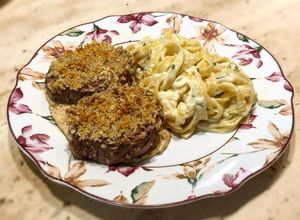Foto de Bombom da Alcatra na crosta de panko ao molho de mostarda dijon com tagliatelle ao molho camembert