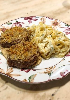 Foto de Bombom da Alcatra na crosta de panko ao molho de mostarda dijon com tagliatelle ao molho camembert