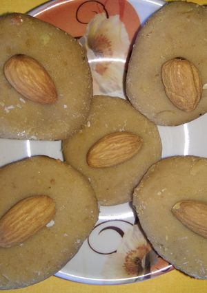 मावा के पेड़े (Mawa ke peda recipe in Hindi) रेसिपी मुख्य फोटो