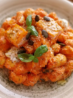 Una foto de Gnocchi con salmón en salsa de tomate y queso crema al eneldo
