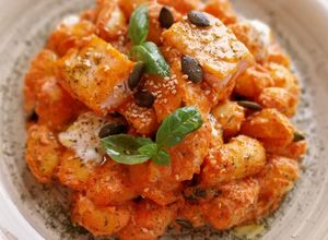 Foto principal de Gnocchi con salmón en salsa de tomate y queso crema al eneldo