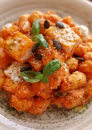 Una foto de Gnocchi con salmón en salsa de tomate y queso crema al eneldo