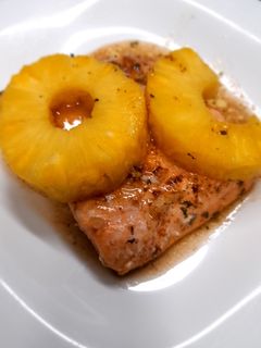 Una foto de Salmón en salsa de piña