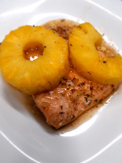 Una foto de Salmón en salsa de piña