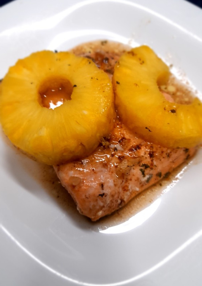 Una foto de Salmón en salsa de piña