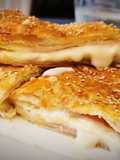 Hojaldre relleno de Queso Maasdam, Jamón York y Bechamel