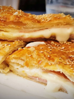 Una foto de Hojaldre relleno de Queso Maasdam, Jamón York y Bechamel