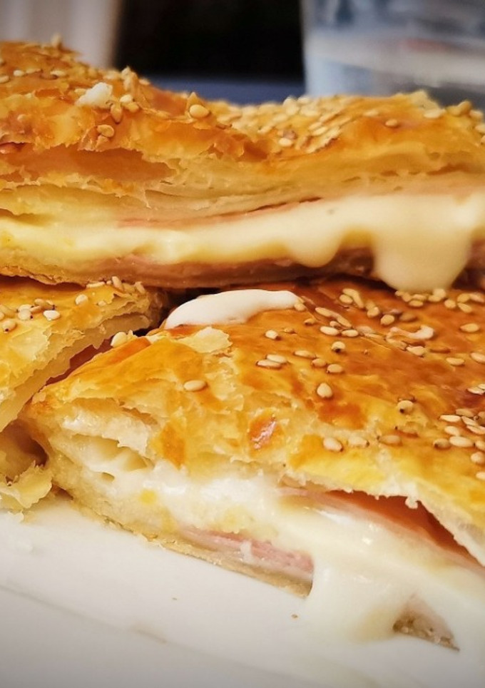 Una foto de Hojaldre relleno de Queso Maasdam, Jamón York y Bechamel