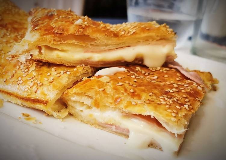 Hojaldre relleno de Queso Maasdam, Jamón York y Bechamel