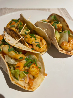 Una foto de Tacos de langostinos con mayonesa japonesa