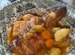 Foto principal de Costillas de Cerdo Adobadas Guisadas con Patatas, zanahoria y pimiento