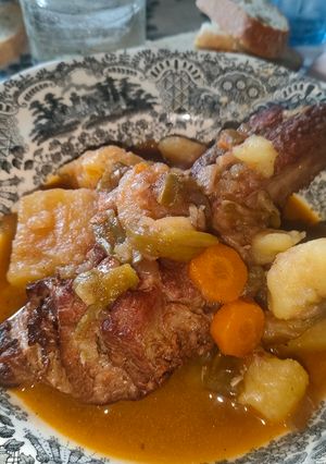 Una foto de Costillas de Cerdo Adobadas Guisadas con Patatas, zanahoria y pimiento