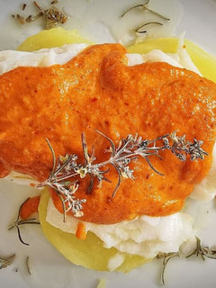 Una foto de Lomo de Bacalao con salsa Romesco