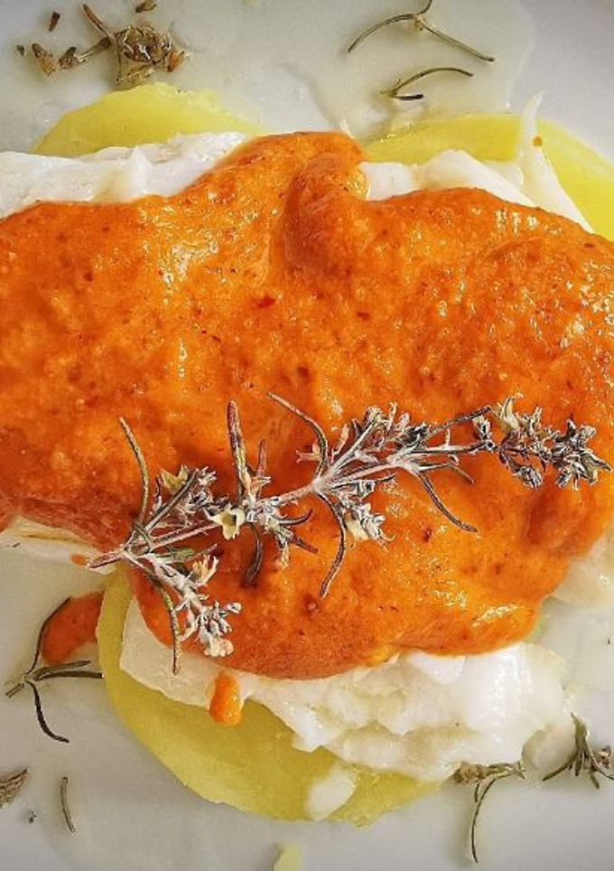 Una foto de Lomo de Bacalao con salsa Romesco