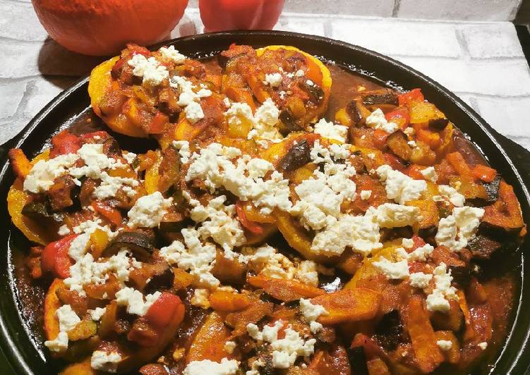 VERSUCHT! Wie man Butternut Kürbis mi̇t mediterranem Gemüse und Feta