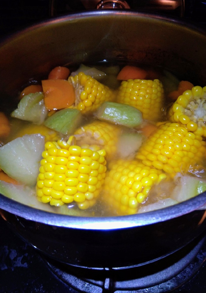 栗米佛手瓜甘筍湯（低醣生酮餐）（港式煲湯）（葷/素） 的食譜成品照片
