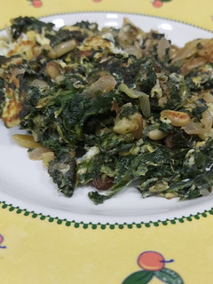 Una foto de Revuelto de espinacas con piñones, pasas y nueces