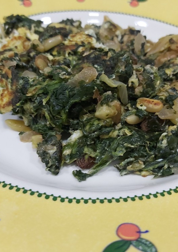 Una foto de Revuelto de espinacas con piñones, pasas y nueces