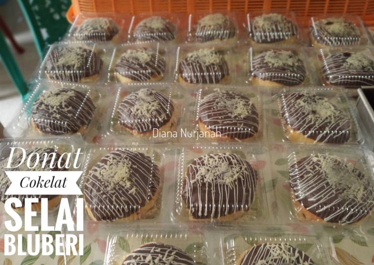 Donat coklat selai bluberi