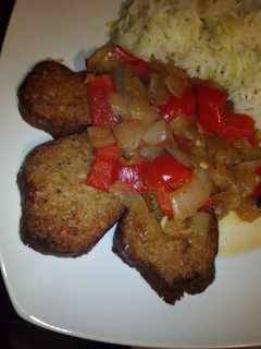 Una foto de Seitan con cebolla y pimiento