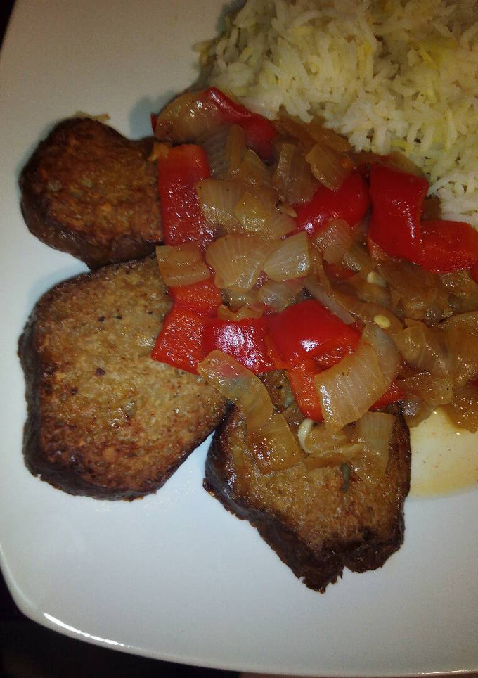 Una foto de Seitan con cebolla y pimiento