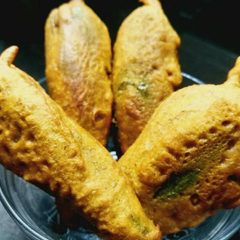 A picture of Mirchi vada.