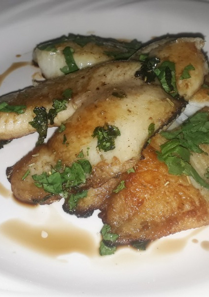 Una foto de Filete de pescado con salsa soya, perejil y romero