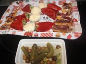 Una foto de habas con jamón y huevo