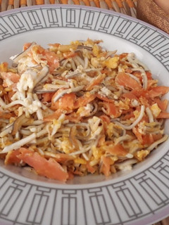 Una foto de Revuelto de salmón y gulas