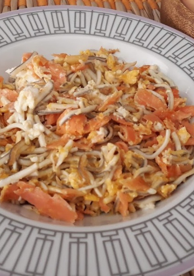 Una foto de Revuelto de salmón y gulas