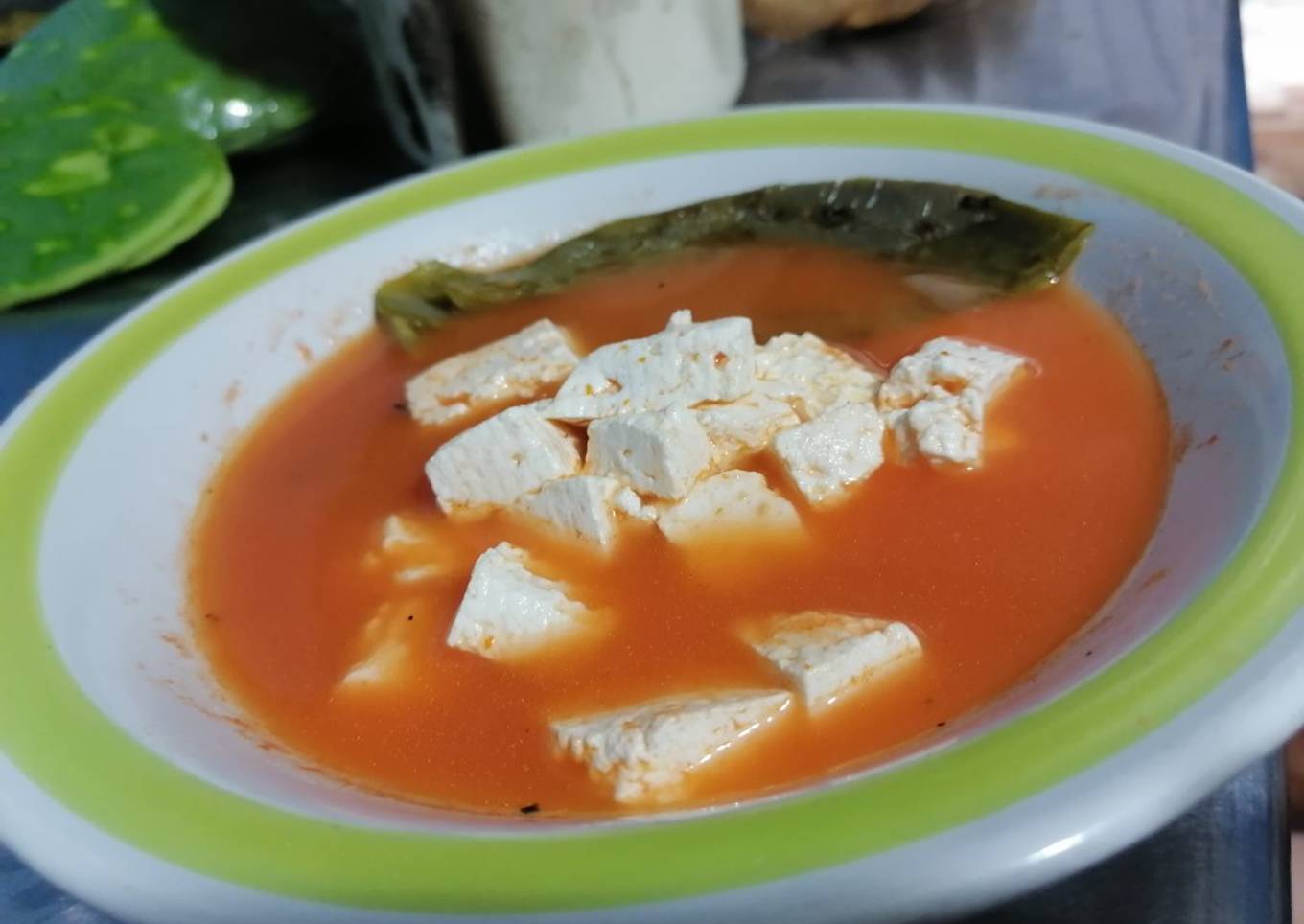 Caldillo de jitomate con queso y nopales
