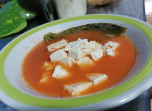 Una foto de Caldillo de jitomate con queso y nopales