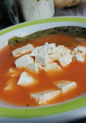Una foto de Caldillo de jitomate con queso y nopales