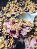 Baked oatmeal alle fragole, lamponi e granella di cacao