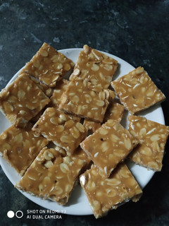 शेंगदाण्याची चिक्की (shengdanyachi chikki recipe in marathi) रेसिपी चे मुख्य फोटो