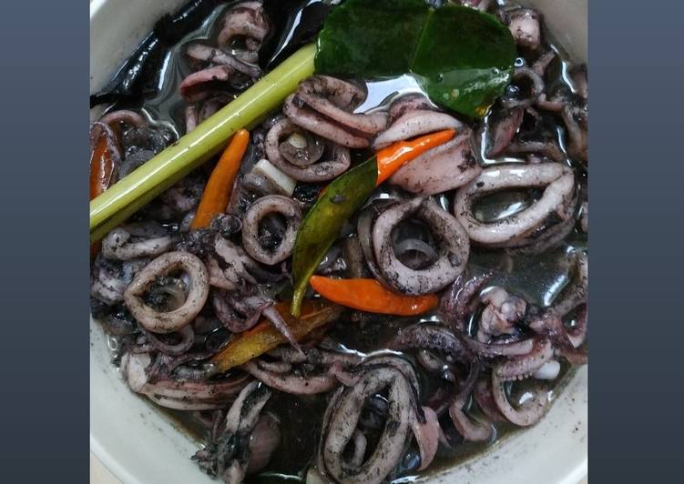 Langkah Menyiapkan Cumi masak hitam yang Enak Banget