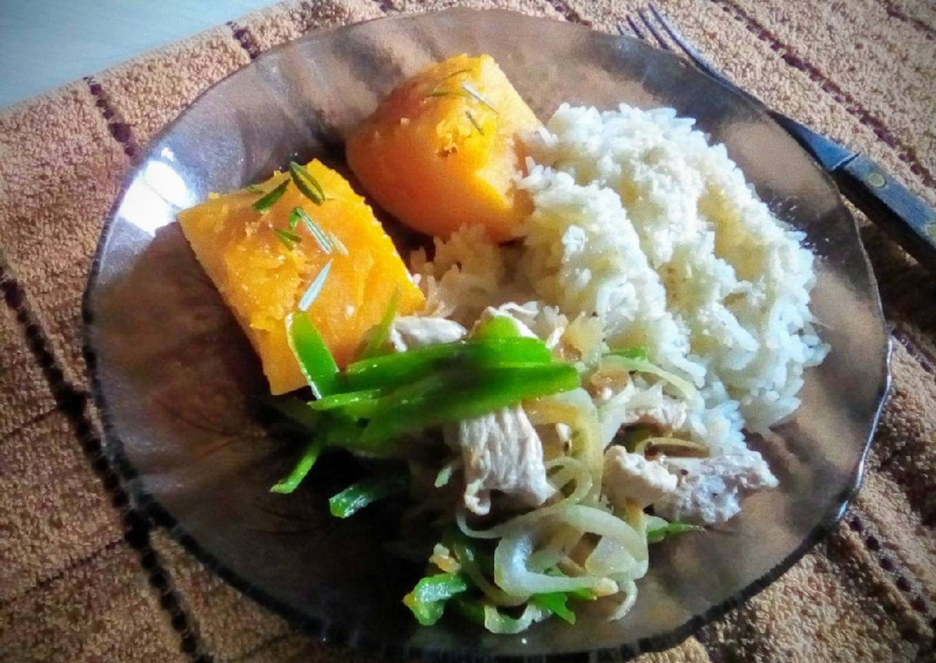 Pollo salteado con pimientos, zapallo y arroz