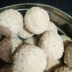 Til ke ladoo A picture of Til ke ladoo.