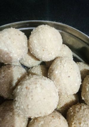 A picture of Til ke ladoo.