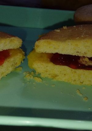 Una foto de Alfajores rellenos con pulpa de frutilla y crema pastelera