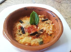 Foto di Riso Carnaroli al Forno nel Tegame di Terracotta con Melanzane e Mozzarella
