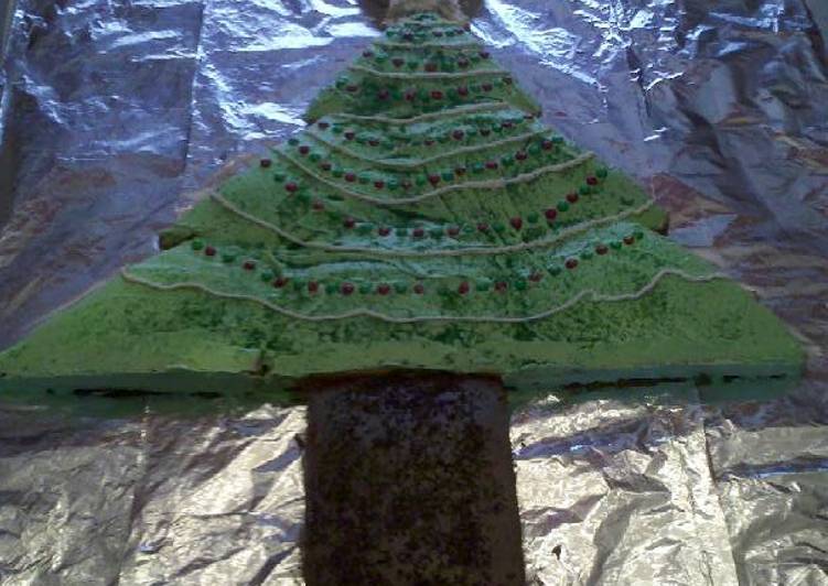 Simple Way to Make Favorite Christmas Tree Cake