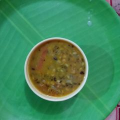 A picture of Urad and chana dal.