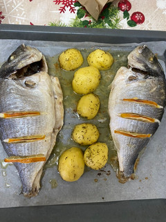 Una foto de Dorada/lubina al horno