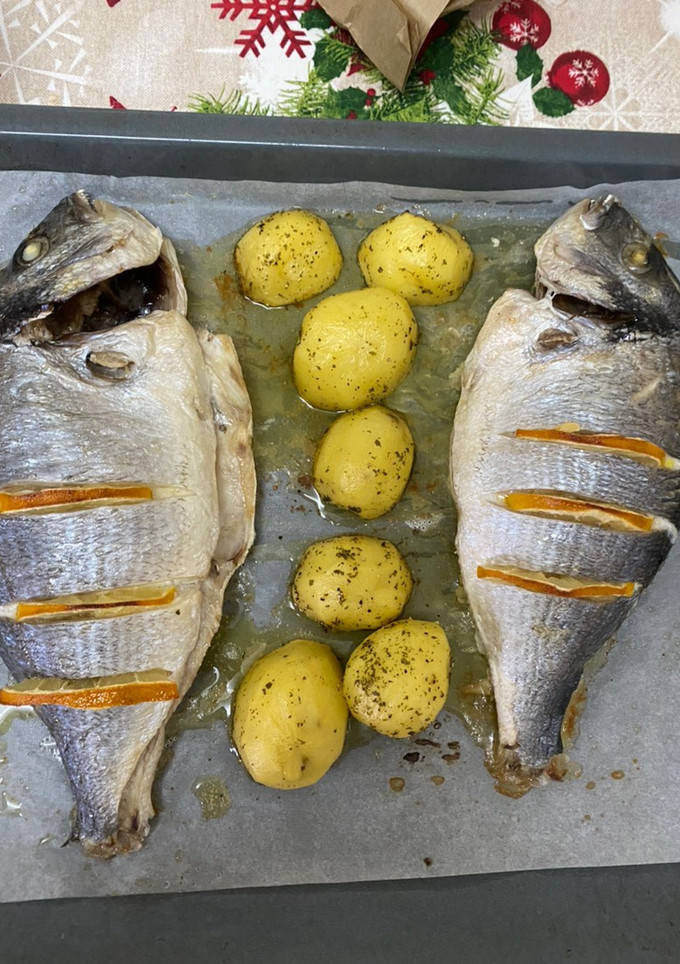 Una foto de Dorada/lubina al horno