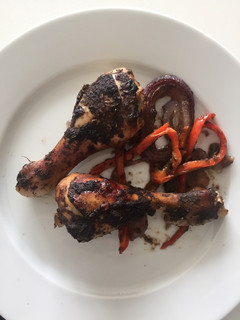 Una foto de Muslos de pollo al horno con ajo negro