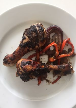 Una foto de Muslos de pollo al horno con ajo negro